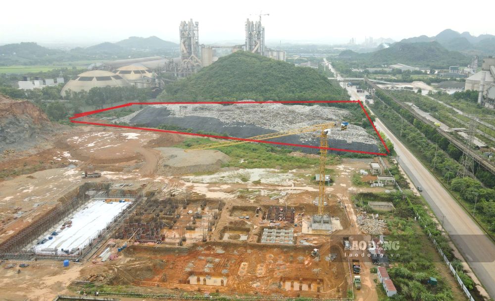 The waste-to-energy plant project located right next to the Nui Voi landfill (red circled mark) has been slow to implement for many years. Photo: Quach Du