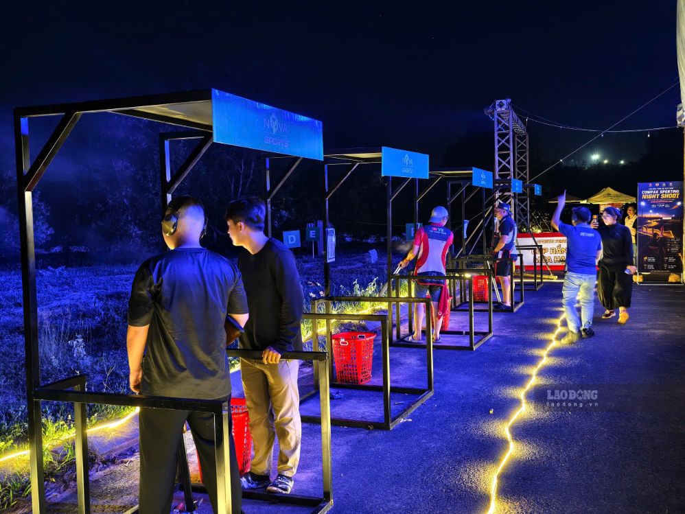 Bắn súng đĩa bay ban đêm Compak Sporting Night Shoot lần đầu được tổ chức. Ảnh: Duy Tuấn