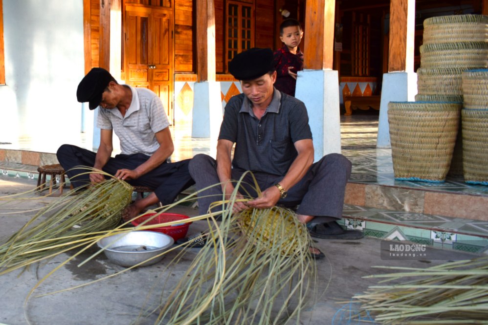 Người dân bản Nà Tâu, xã Ngọc Chiến đan gùi tre truyền thống. Ảnh: Trường Sơn