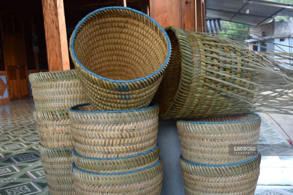 Sản phẩm gùi tre truyền thống do người dân xã Ngọc Chiến đan. Ảnh: Trường Sơn