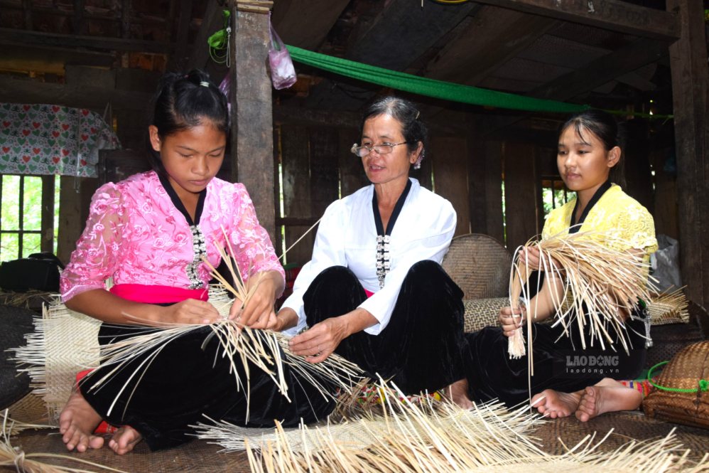 El oficio de tejido de bambú y ratán en la aldea de Bon, comuna de Muong Chien, provincia de Son La, se ha transmitido de generación en generación. Foto: Truong Son