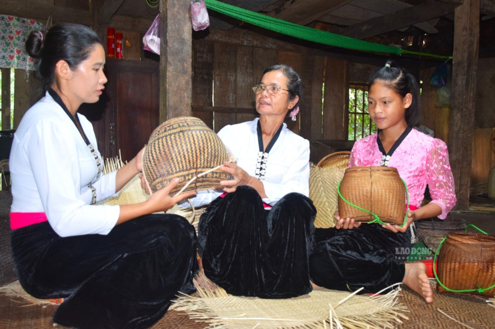 Những sản phẩm mây tre đan của người dân bản Bon, xã Mường Chiên. Ảnh: Trường Sơn
