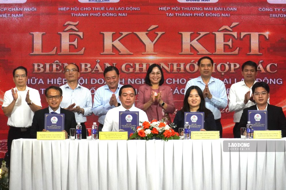 Signing a memorandum of understanding on cooperation between agencies, units and businesses in building a modern, transparent, flexible and efficient labor market. Photo: HAC