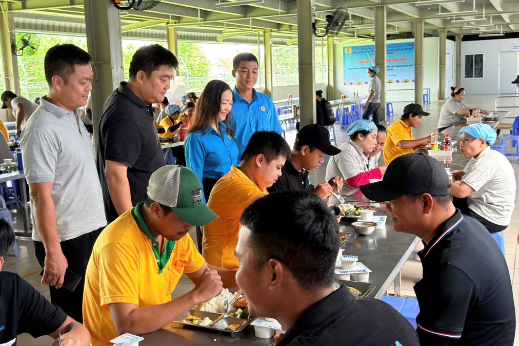 More than 1,200 workers are cared for through "Trade Union Meals". Photo: Truong Khoa/Can Tho City Labor Federation