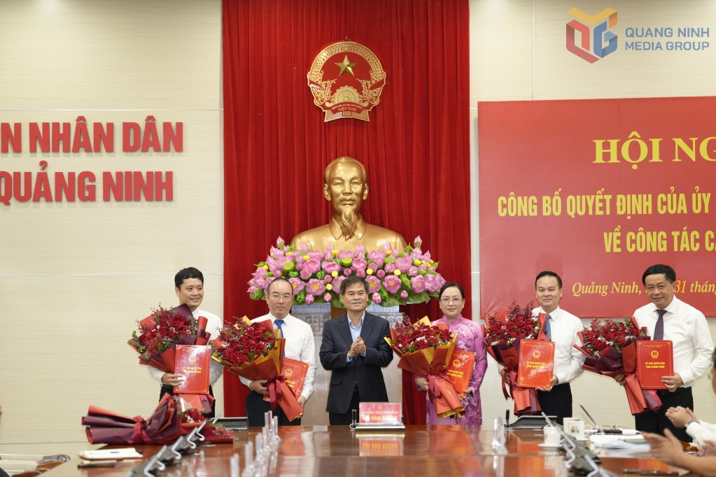 Mr. Bui Van Khang - Chairman of Quang Ninh Provincial People's Committee - presents Decisions to appoint individuals to hold the position of Deputy Head of the Provincial Economic Zone Management Board. Photo: Newspaper and Radio, Television of Quang Ninh province