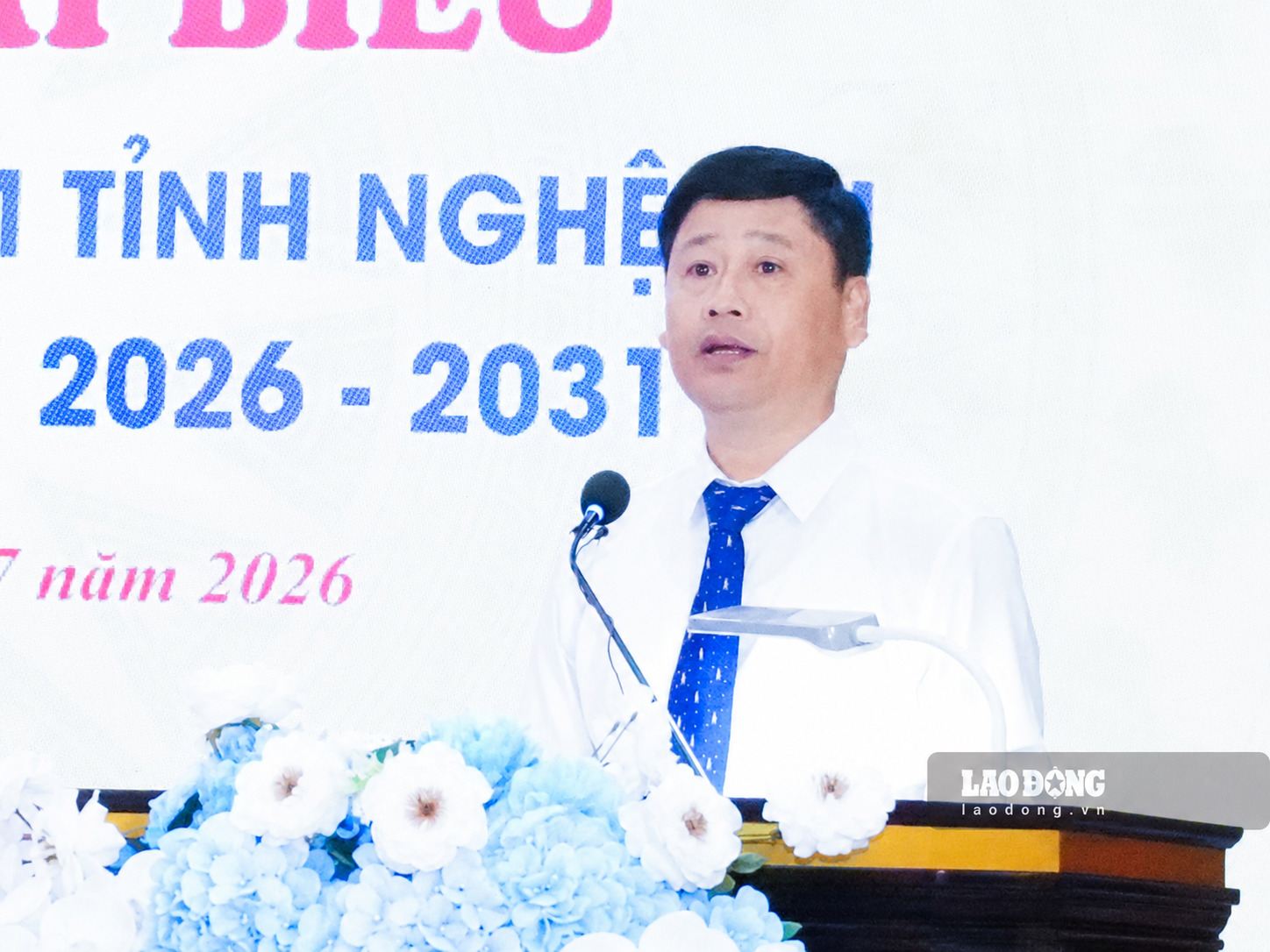 쩐민응옥 응에안성 베트남 언론인 협회 회장이 2026-2031년 임기 제9차 대표자 대회에서 연설하고 있습니다. 사진: 팜쭝