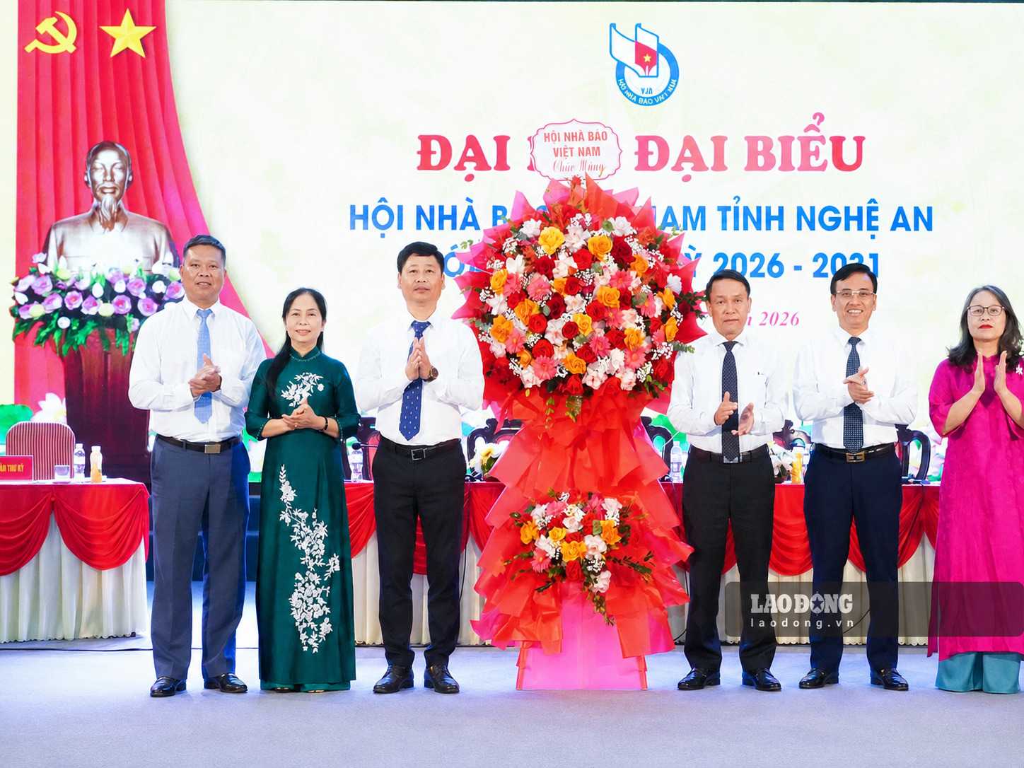 Lãnh đạo Hội Nhà báo Việt Nam tặng hoa chúc mừng Đại hội đại biểu Hội Nhà báo Việt Nam tỉnh Nghệ An khóa IX. Ảnh: Phạm Chung
