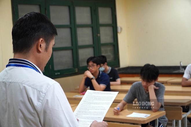 Al implementar la fusión de escuelas, se reducirá la plantilla de gestión y aumentará la plantilla de profesores que dirigen directamente las clases. Foto: Tuong Van