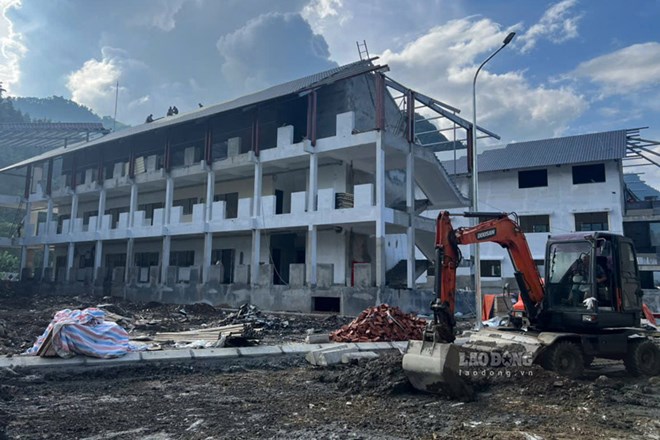 Những hạng mục cuối cùng đang được chạy nước rút hoàn thiện để sẵn sàng đón học sinh trong năm học mới. Ảnh: Đinh Đại