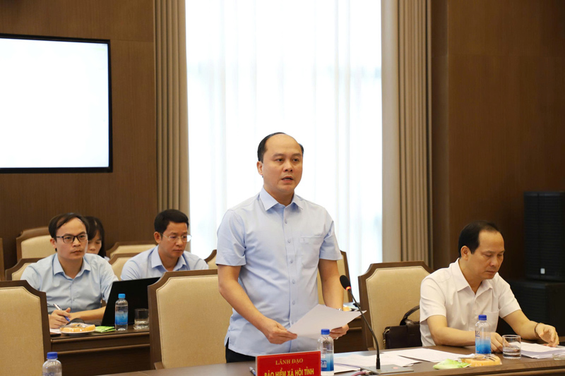 Lãnh đạo Bảo hiểm xã hội tỉnh báo cáo tại hội nghị. Ảnh: Cổng thông tin Lào Cai