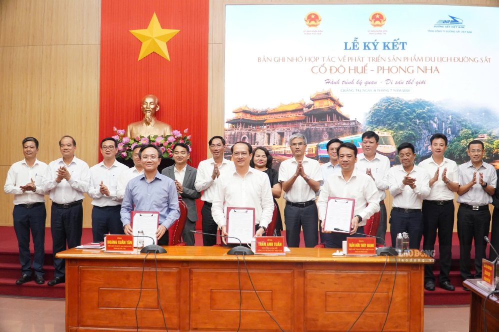 Les unités signent un protocole d'accord de coopération sur le développement de produits touristiques ferroviaires sur la ligne Huế - Phong Nha. Photo: Hưng Thơ