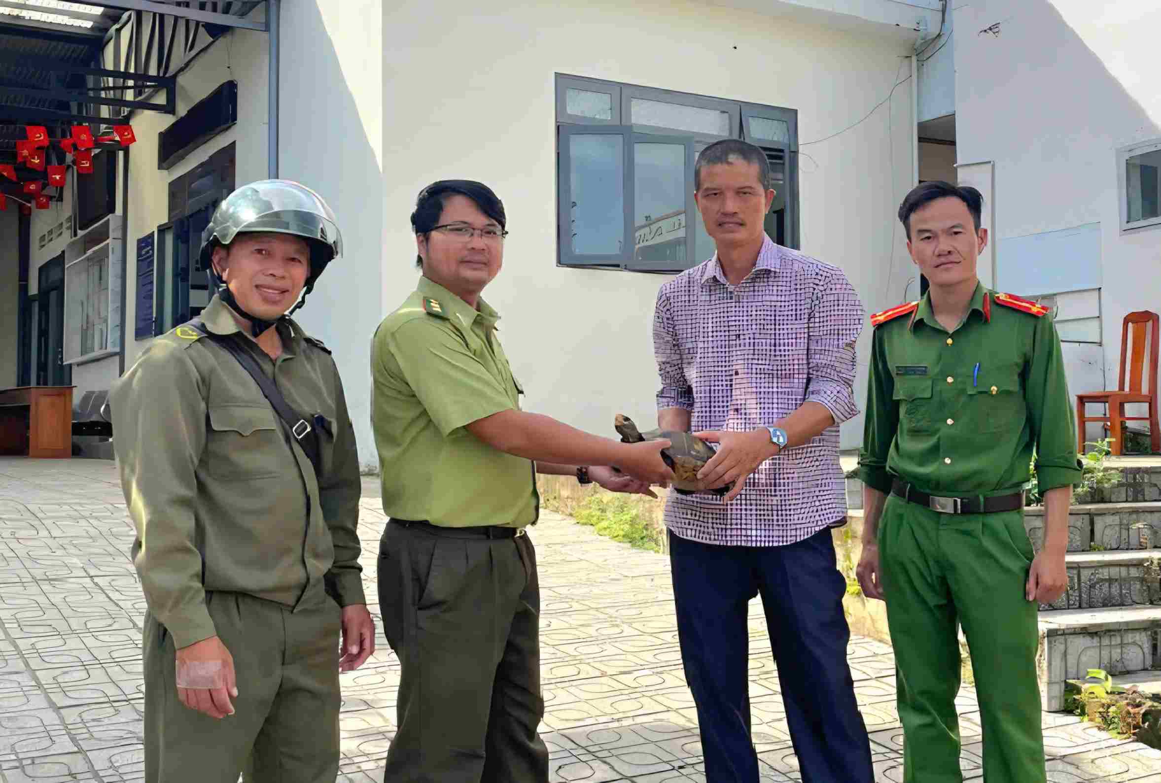 Ông Nguyễn Văn Dũng giao nộp cá thể rùa núi vàng quý hiếm cho cơ quan chức năng xã Bảo Lâm 2. Ảnh: Công an xã Bảo Lâm 2
