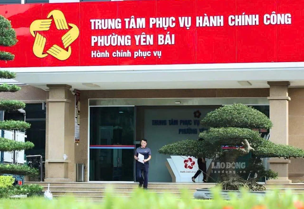 Người dân đến làm thủ tục tại Trung tâm phục vụ hành chính công phường Yên Bái, tỉnh Lào Cai. Ảnh: Đinh Đại