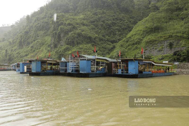 Những chiếc thuyền neo đậu chờ chở khách tham quan dòng Nho Quế và hẻm Tu Sản. Ảnh: Việt Bắc