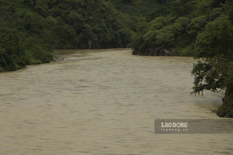 Màu nước ngả vàng sau những trận mưa lớn kéo dài. Ảnh: Việt Bắc