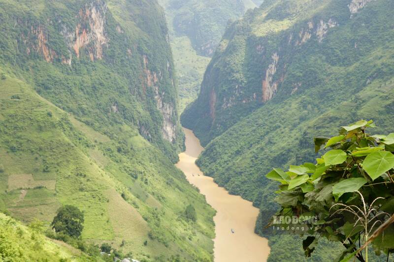 The Nho Que river water is muddy. Photo: Viet Bac