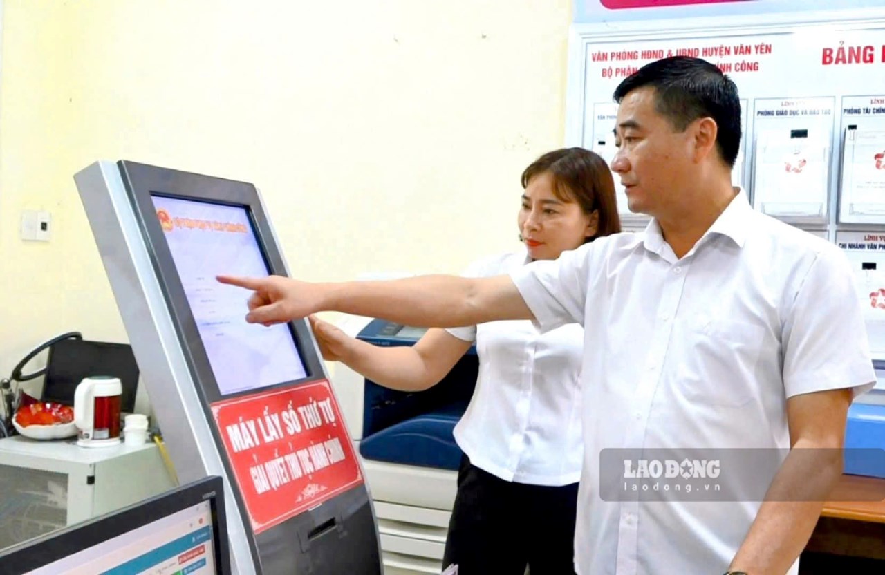 Ông Hà Đức Anh - Bí thư xã Mậu A, tỉnh Lào Cai kiểm tra vận hành tại Trung tâm phục vụ hành chính công xã. Ảnh: Văn Đức.