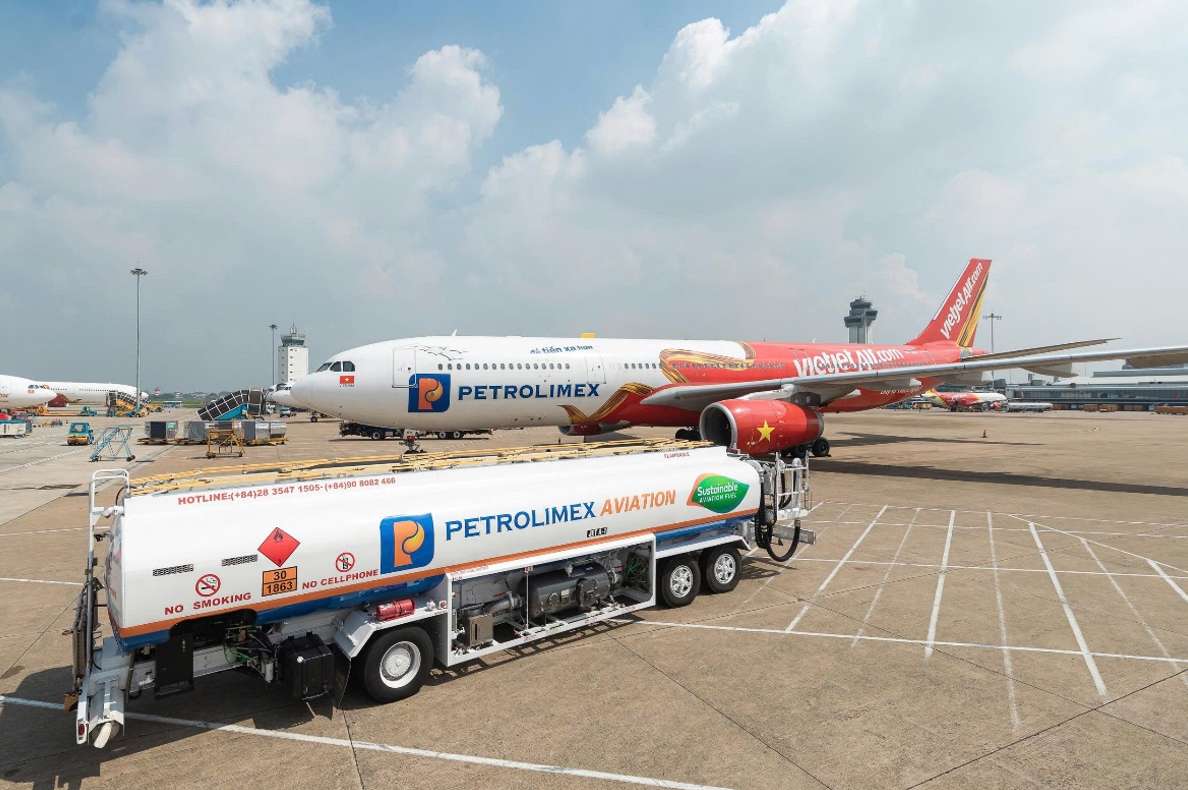 Xe tra nạp nhiên liệu hàng không của CTCP Nhiên liệu bay Petrolimex. Ảnh: Petrolimex