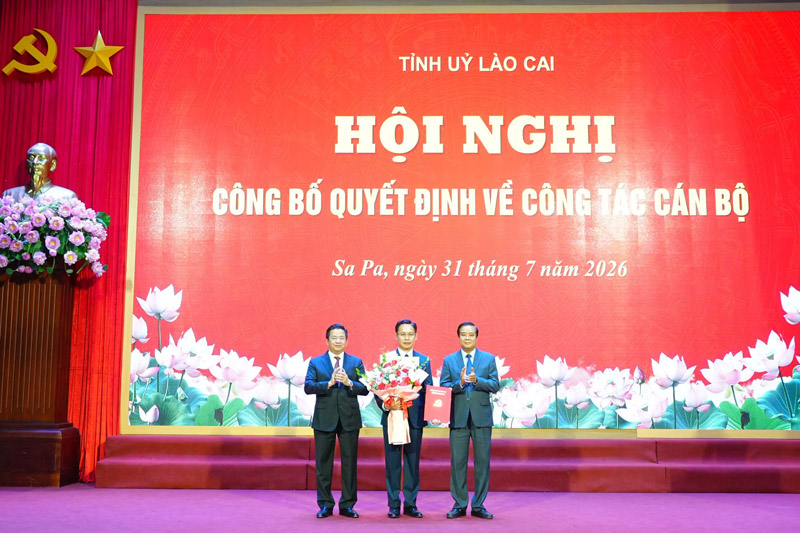 Mr. Cao Ba Quy receives the decision to transfer and appoint him to hold the position of Deputy Secretary of the Party Committee of Sa Pa Ward. Photo: Lao Cai e-Portal