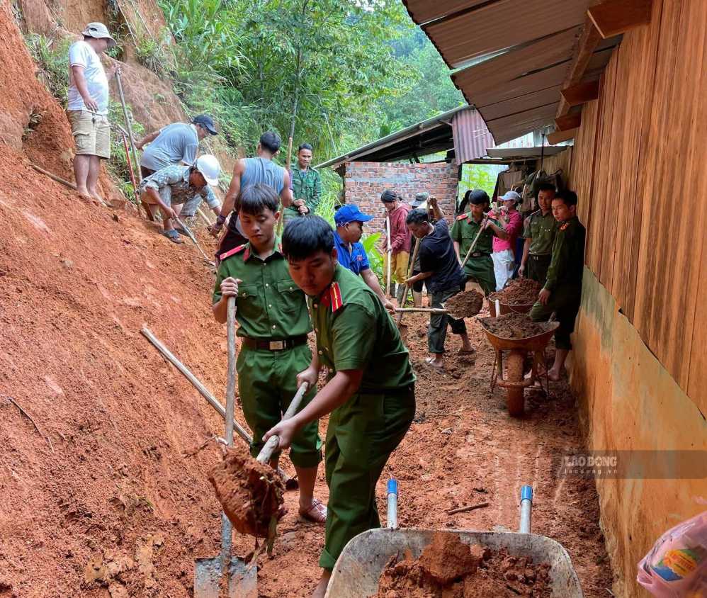 Nhiều hộ dân ở thôn La Bớ, xã Đông Giang bị sạt lở đất phía sau nhà. Ảnh: UBND xã Đông Giang