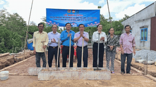 Representatives of Vinh Long Provincial Trade Union and local authorities perform the groundbreaking ceremony to build shelters for workers in difficult circumstances. Photo: Hoang Loc