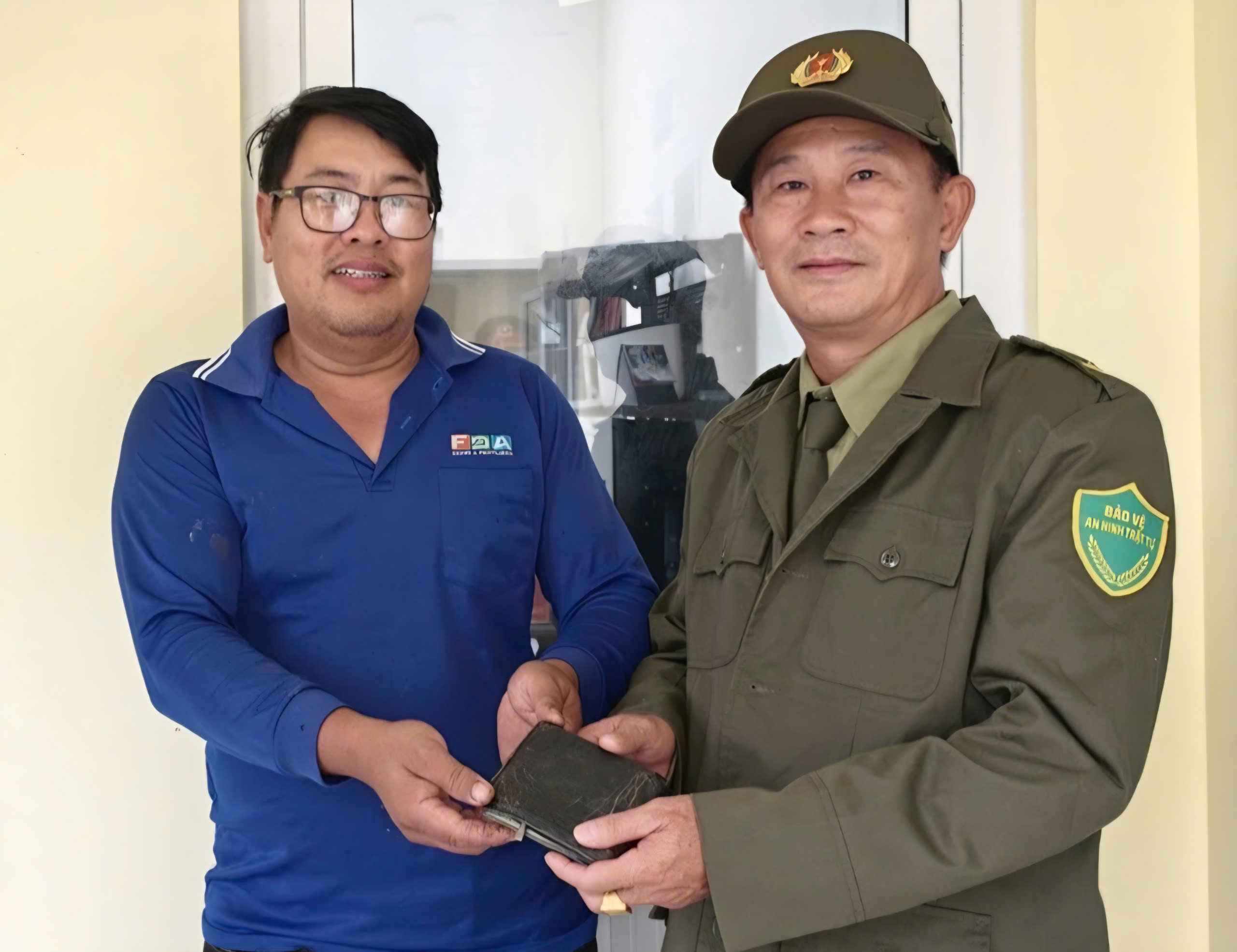 Mr. Tran Van Minh returns the wallet and all assets to the person who dropped them. Photo: Lang Biang Ward Police - Da Lat