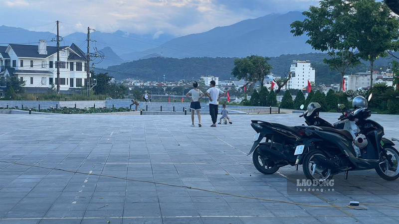 Spending time with children is how many fathers cultivate family happiness from simple things. Photo: Dinh Dai
