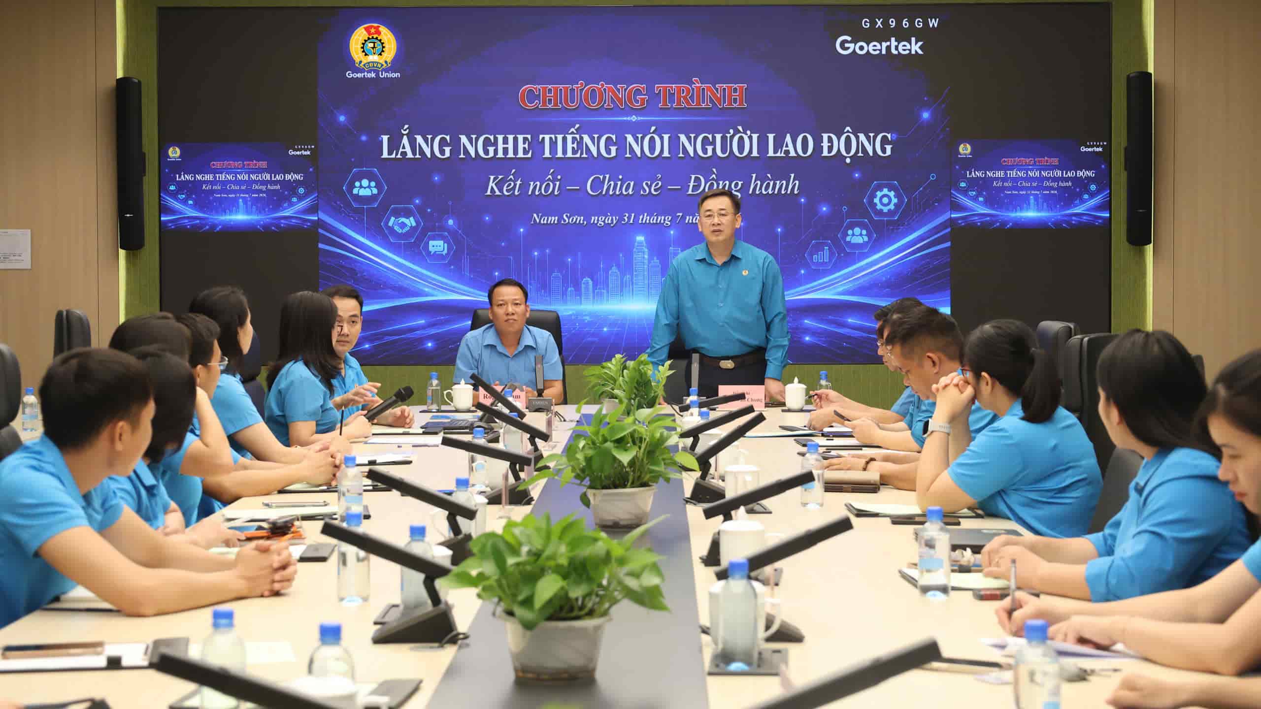 Mr. Thach Van Chung - Chairman of Bac Ninh Provincial Labor Federation and Mr. Pham Van Trung - Chairman of the Trade Union of Goertek Vietnam Company co-chaired the conference. Photo: Quyet Chien/Bac Ninh Provincial Labor Federation