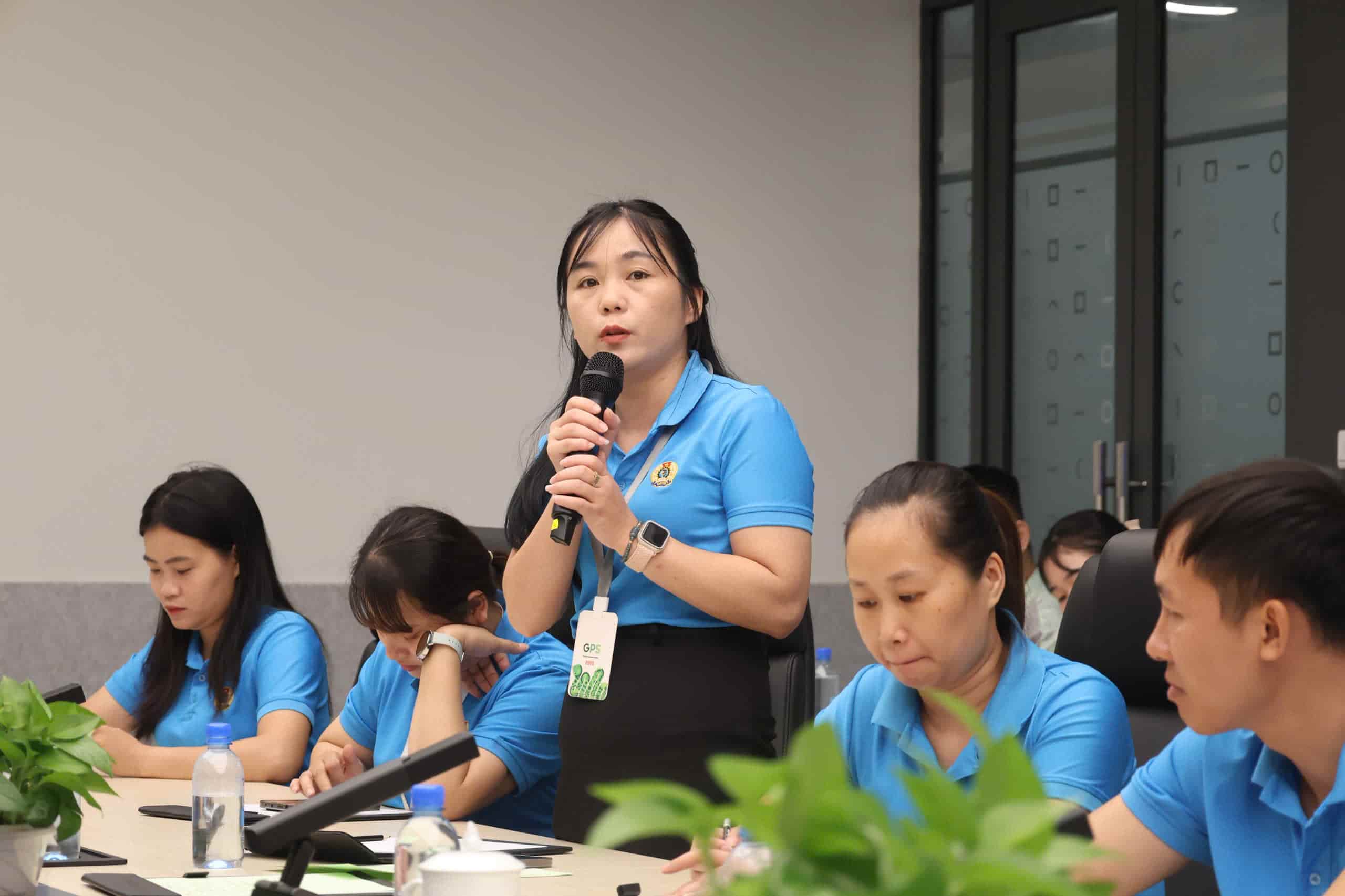 Đoàn viên, người lao động Công ty Goertek Việt Nam phát biểu ý kiến, kiến nghị tại Chương trình. Ảnh: Quyết Chiến/Liên đoàn Lao động tỉnh Bắc Ninh.