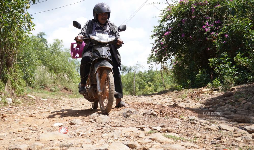 Every day, hundreds of people in Cay Muoi and Nuoc Dang villages, Dang Thuy Tram commune, Quang Ngai province, have to brace themselves to cross the unique road with jagged gravel. Photo: Dong Giang