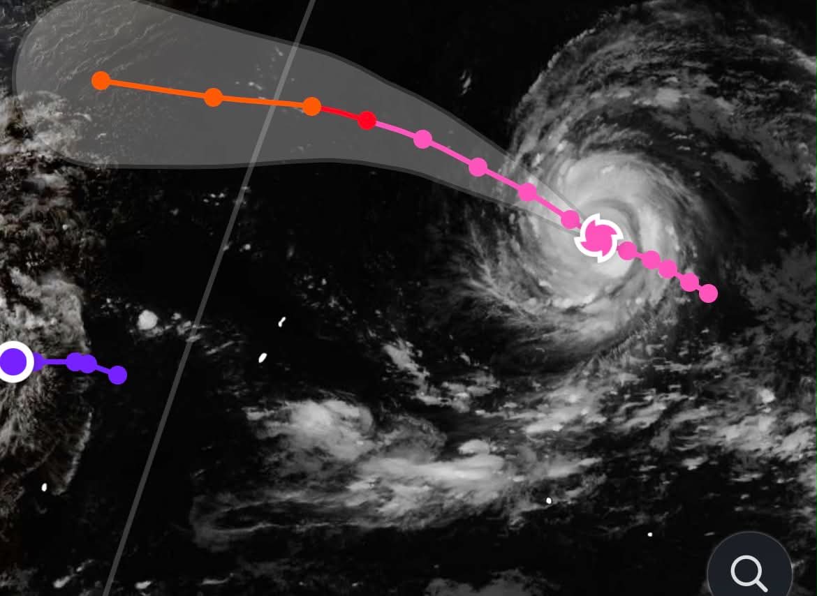 Le super typhon Dolphin se renforce violemment en mer, la force du vent dépasse le niveau 17. Photo source JTWC