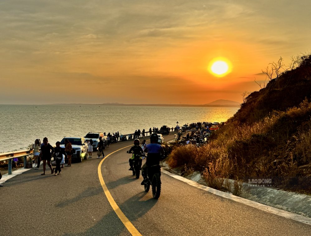 Million-view slope attracts tourists to watch the sunset. Photo: Duy Tuan