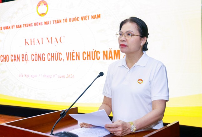 Ms. Ha Thi Nga - Member of the Party Central Committee, Vice President - Secretary General of the Central Committee of the Vietnam Fatherland Front - spoke at the conference. Photo: Quang Vinh/Fatherland Front