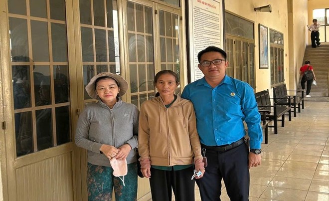 Trung tâm Tư vấn Pháp luật Công đoàn Bình Dương hỗ trợ 8 người lao động khởi kiện doanh nghiệp nợ BHXH ra tòa án. Hiện có 2 lao động thắng kiện, nhưng chưa thi hành án được. Ảnh: Công đoàn TPHCM cung cấp
