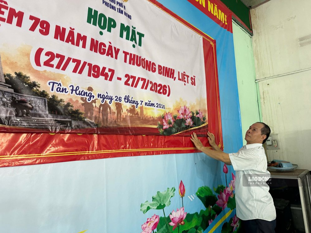 Ông Thất tự tay chuẩn bị cho hoạt động ngày 27.7 vừa qua tại khu phố. Ảnh: Minh Tâm