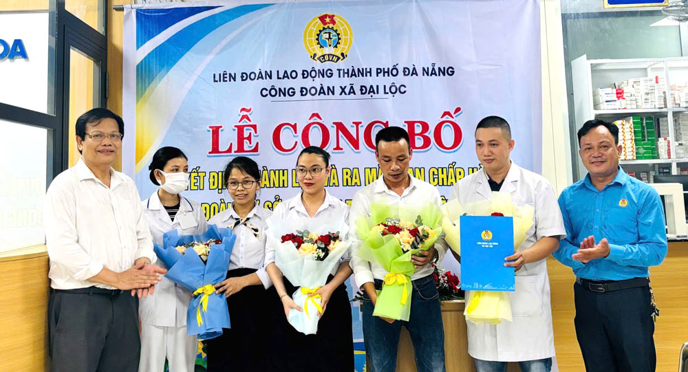 Dai Loc Commune Trade Union, Da Nang established the grassroots Trade Union of My Hoa Hospital Co., Ltd. with 53 union members. Photo provided by Dai Loc Trade Union