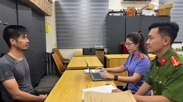 Công an Hà Nội làm việc với đối tượng cầm đầu trong đường dây tiền số LIBFX. Ảnh: Công an Hà Nội
