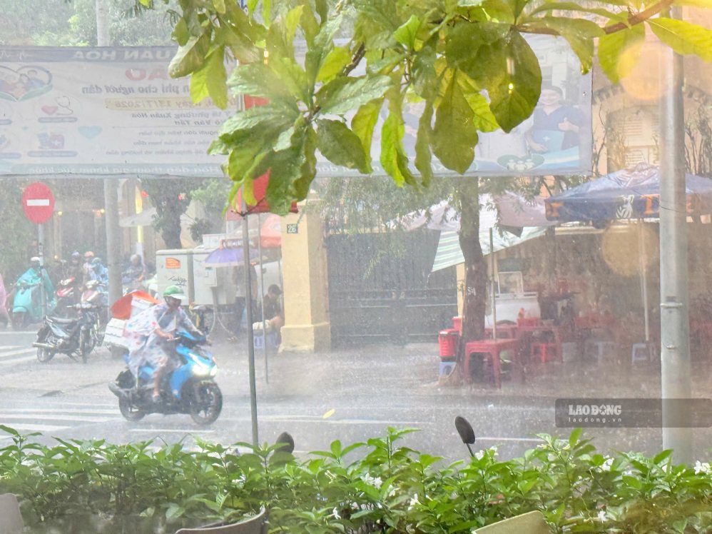 Thunderstorm clouds are maintaining and causing rain in the Ho Chi Minh City area. Photo: Ha May