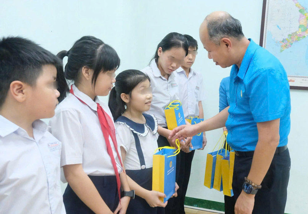 La Fédération du travail de la ville remet des bourses aux enfants des membres du syndicat et des travailleurs du logement des ouvriers de la zone industrielle de Hoa Cam. Photo fournie par le syndicat de Da Nang