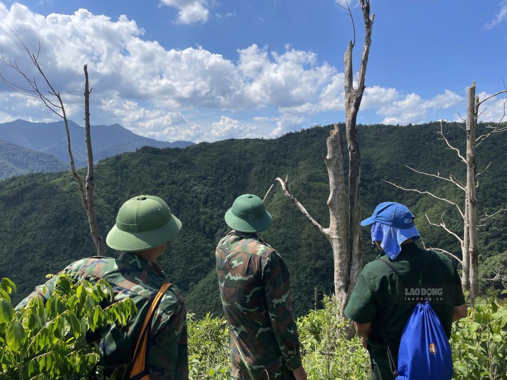 Relatives of martyr Tran Vuong (right cover photo) and the Team for Repatriating Martyrs' Remains of Economic - National Defense Team 337 cross the forest to search for martyrs' remains in Huong Lap commune. Photo: Han Nguyen