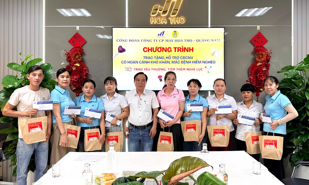 The Trade Union of Hoa Tho Quang Nam Garment Joint Stock Company (Da Nang) presents gifts to support union members with critical illnesses. Photo provided by Thang Binh Trade Union