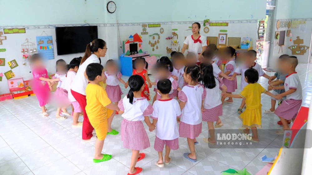 Kindergarten teachers in Can Tho teach children collective singing and dancing skills. Photo: Phong Linh.