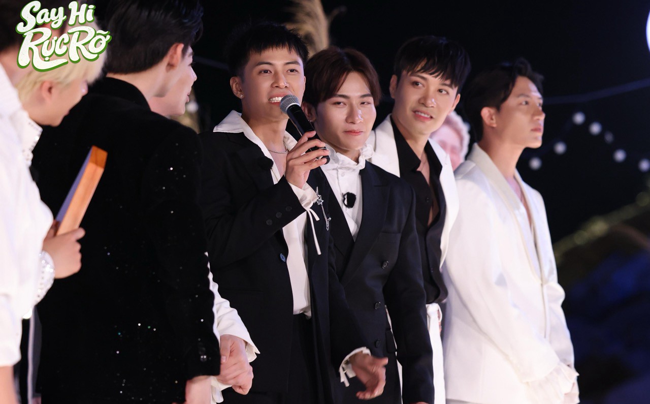 Gin Tuan Kiet (holding the mic). Photo: Producer Brilliant Say hi