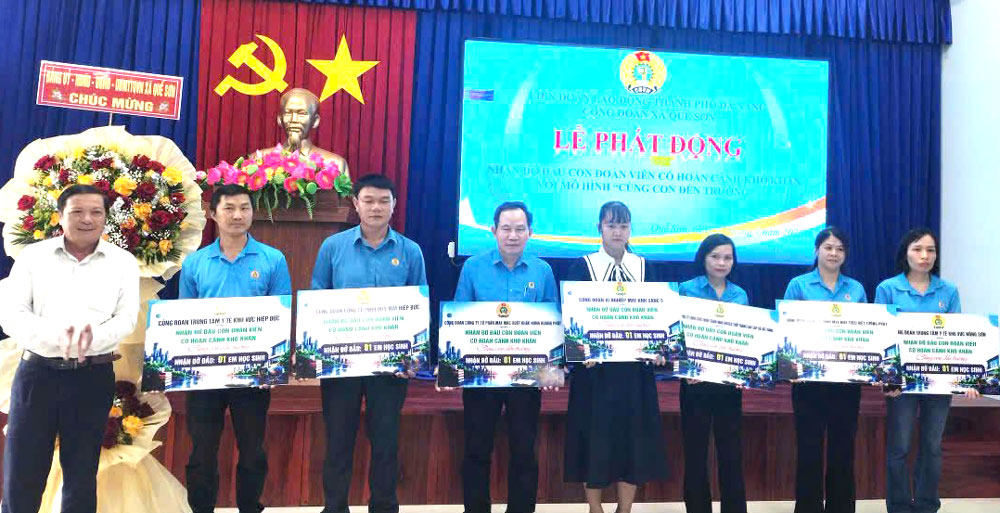 Que Son Commune Trade Union, Da Nang launched the "Going to School with Children" model to grassroots trade unions directly under it. Photo: Que Son Trade Union provided
