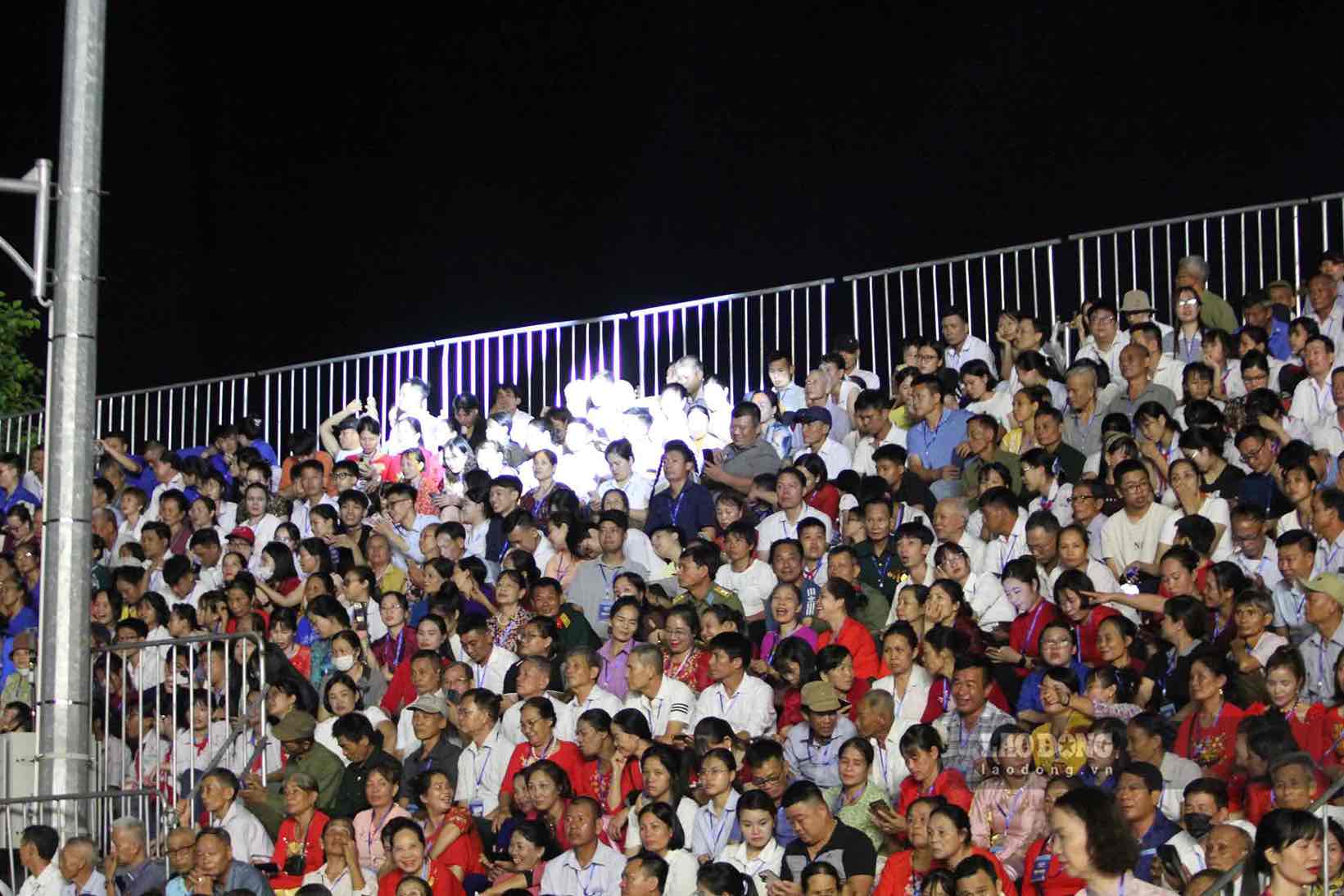 Đông đảo đại biểu, nhân dân và du khách tham dự Lễ kỷ niệm 300 năm Ngày sinh Danh nhân văn hóa Lê Quý Đôn.