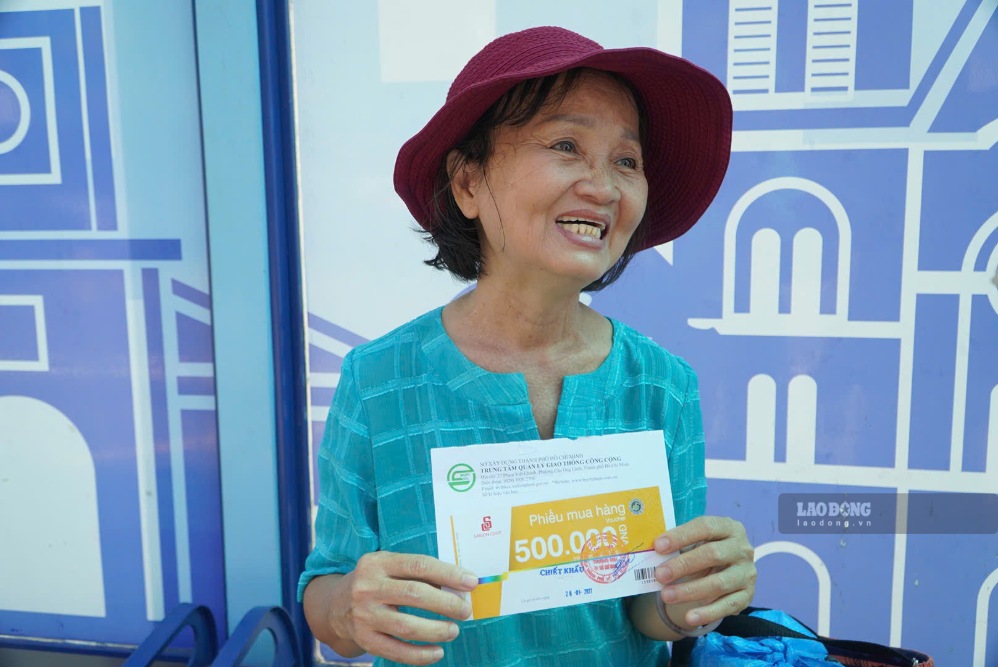 Taking the bus, many people were surprised to receive a gift of 500,000 VND. Photo: Ly Linh