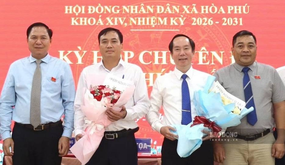 Mr. Vo Ke Thang (2nd from right) was elected as Chairman of Hoa Phu Commune People's Committee. Photo: Truong Xuan