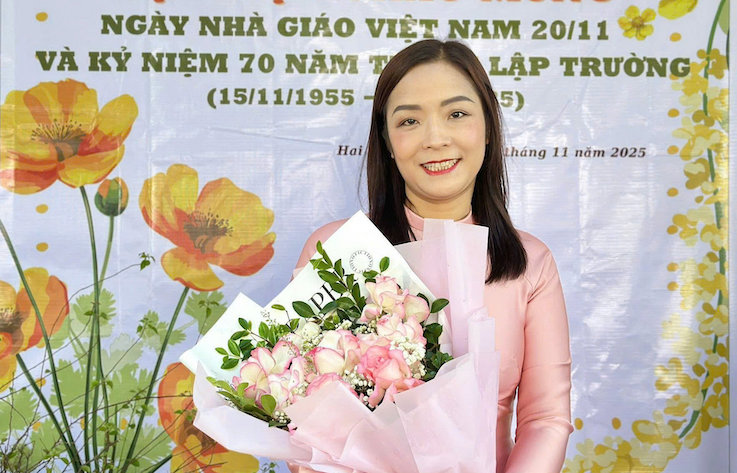 La Sra. Nguyen Thi Thanh Loan - Directora de la Escuela Infantil Chim Non (barrio de Hai Ba Trung, Hanoi) - comparte puntos de vista y propuestas para que la reorganización de las escuelas sea altamente efectiva. Foto: Personaje proporcionado