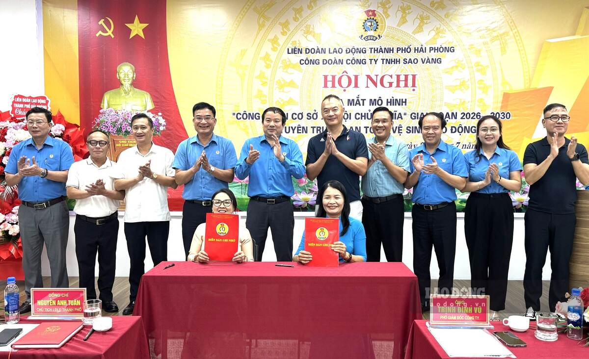 The Company and the Trade Union of Sao Vang Co., Ltd. signed a cooperation program to implement the model. Photo: Hoang Khoi