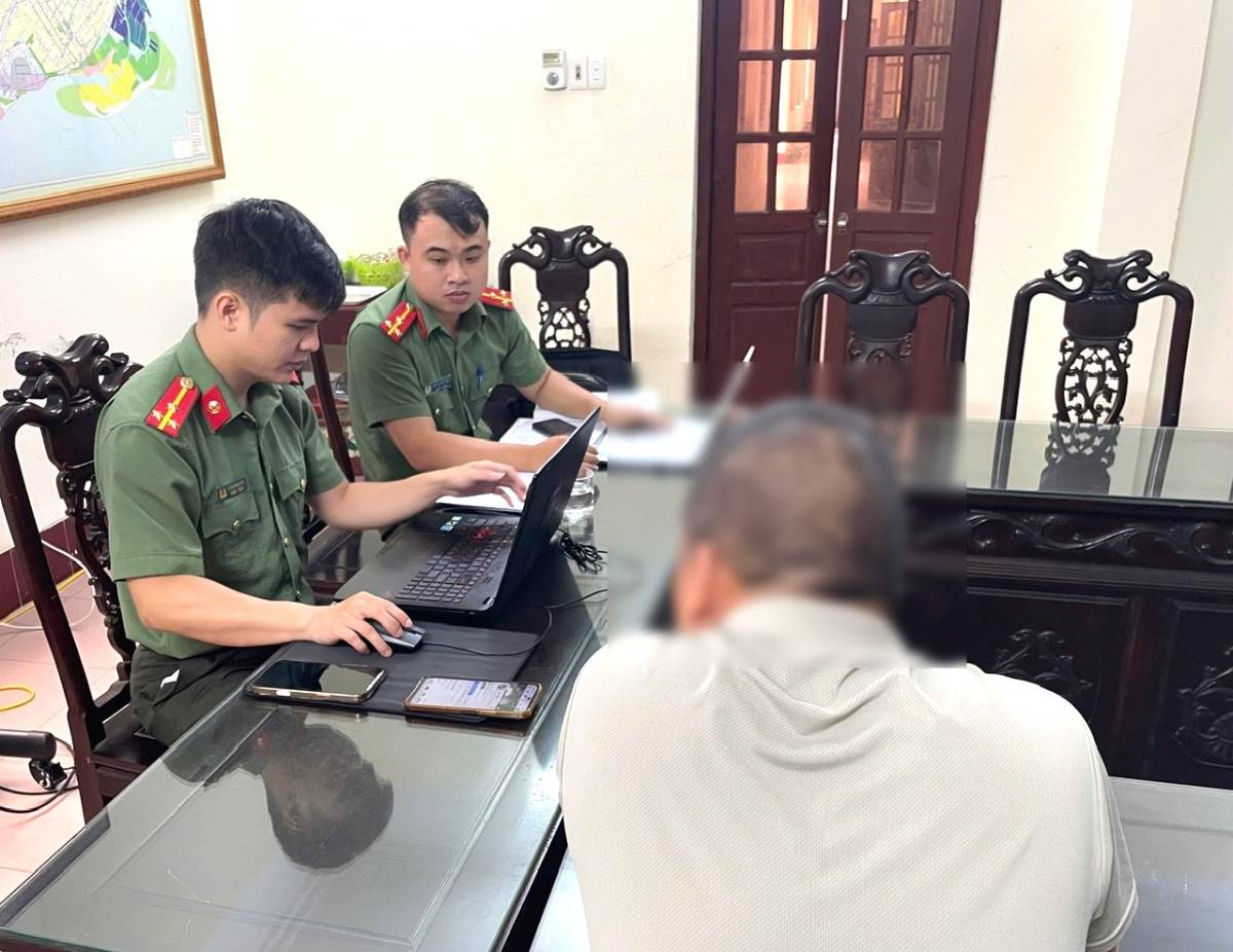 Ông P.V.C làm việc tại cơ quan công an. Ảnh: Công an tỉnh Ninh Bình